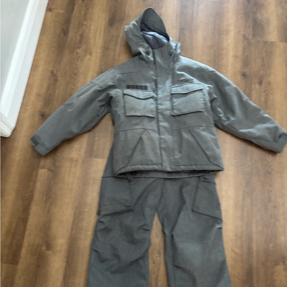 Ski/snowboarded Suit